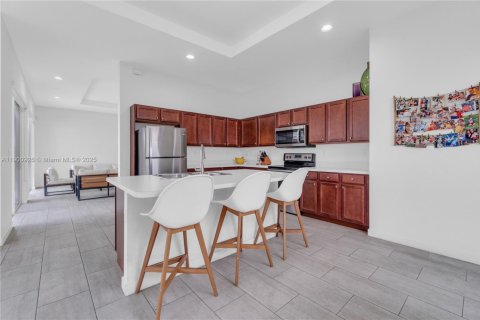 House in Miami, Florida 5 bedrooms, 315.5 sq.m. № 2016561 - photo 4