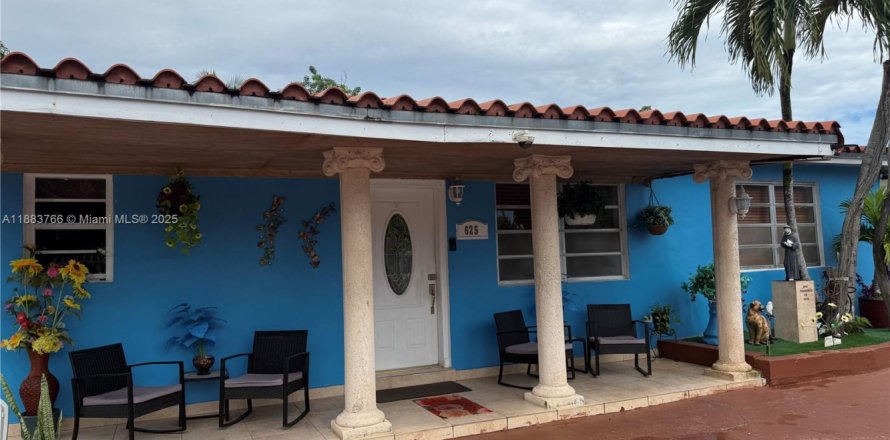 House in Hialeah, Florida 3 bedrooms, 278.52 sq.m. № 2037412