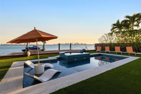 House in North Bay Village, Florida 6 bedrooms, 633.22 sq.m. № 1863419 - photo 25
