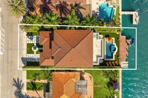 House in North Bay Village, Florida 6 bedrooms, 633.22 sq.m. № 1863419 - photo 7