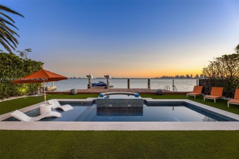 House in North Bay Village, Florida 6 bedrooms, 633.22 sq.m. № 1863419 - photo 8
