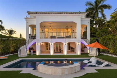 House in North Bay Village, Florida 6 bedrooms, 633.22 sq.m. № 1863419 - photo 10