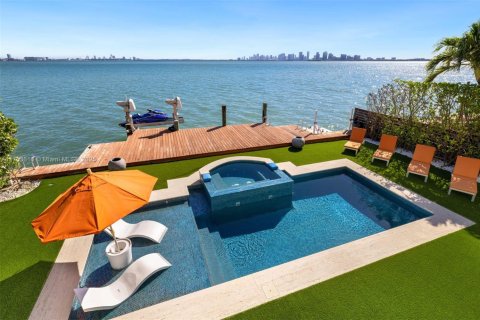 House in North Bay Village, Florida 6 bedrooms, 633.22 sq.m. № 1863419 - photo 15