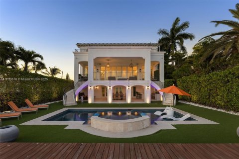 House in North Bay Village, Florida 6 bedrooms, 633.22 sq.m. № 1863419 - photo 12