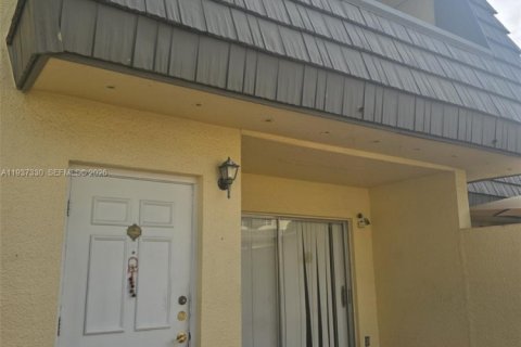 Townhouse in Miami, Florida 2 bedrooms, 125.05 sq.m. № 1995177 - photo 3