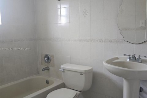 Townhouse in Miami, Florida 2 bedrooms, 125.05 sq.m. № 1995177 - photo 15