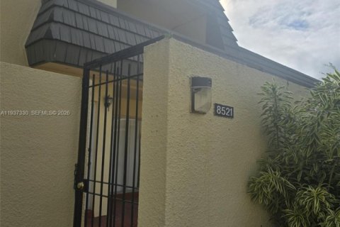 Townhouse in Miami, Florida 2 bedrooms, 125.05 sq.m. № 1995177 - photo 2