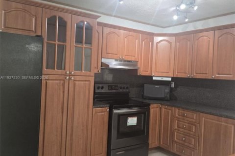 Townhouse in Miami, Florida 2 bedrooms, 125.05 sq.m. № 1995177 - photo 9