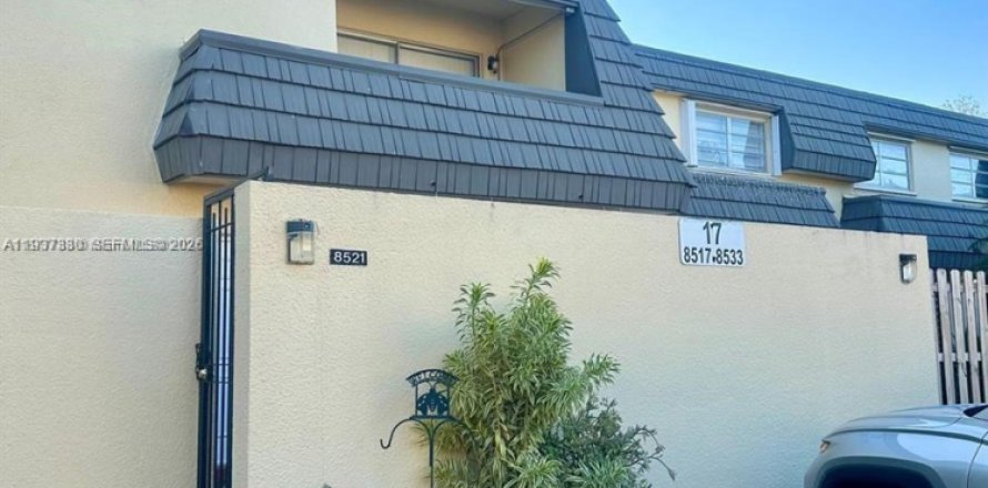 Townhouse in Miami, Florida 2 bedrooms, 125.05 sq.m. № 1995177