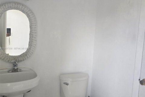 Townhouse in Miami, Florida 2 bedrooms, 125.05 sq.m. № 1995177 - photo 10