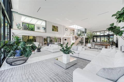 House in Miami Beach, Florida 5 bedrooms, 595.32 sq.m. № 1727970 - photo 3