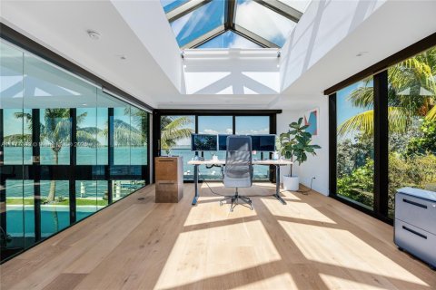 House in Miami Beach, Florida 5 bedrooms, 595.32 sq.m. № 1727970 - photo 28