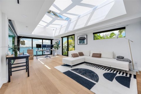House in Miami Beach, Florida 5 bedrooms, 595.32 sq.m. № 1727970 - photo 27