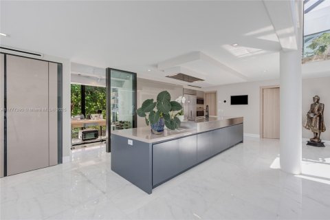 House in Miami Beach, Florida 5 bedrooms, 595.32 sq.m. № 1727970 - photo 29