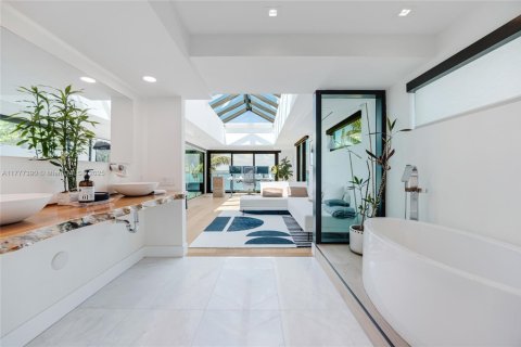 House in Miami Beach, Florida 5 bedrooms, 595.32 sq.m. № 1727970 - photo 25