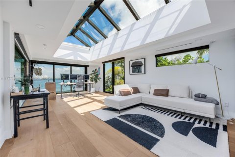 House in Miami Beach, Florida 5 bedrooms, 595.32 sq.m. № 1727970 - photo 24