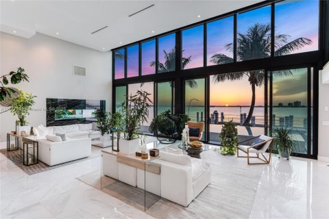 House in Miami Beach, Florida 5 bedrooms, 595.32 sq.m. № 1727970 - photo 1