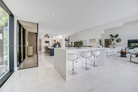 House in Miami Beach, Florida 5 bedrooms, 595.32 sq.m. № 1727970 - photo 23