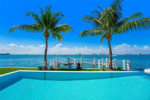 House in Miami Beach, Florida 5 bedrooms, 595.32 sq.m. № 1727970 - photo 8
