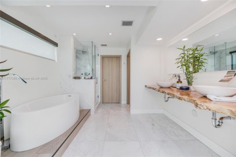 House in Miami Beach, Florida 5 bedrooms, 595.32 sq.m. № 1727970 - photo 26