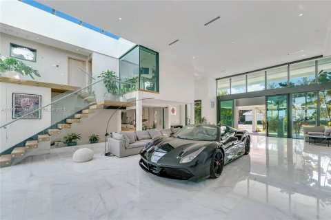 House in Miami Beach, Florida 5 bedrooms, 595.32 sq.m. № 1727970 - photo 9