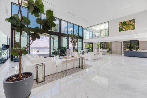 House in Miami Beach, Florida 5 bedrooms, 595.32 sq.m. № 1727970 - photo 13