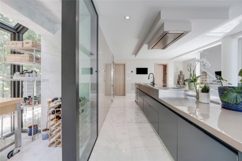 House in Miami Beach, Florida 5 bedrooms, 595.32 sq.m. № 1727970 - photo 30