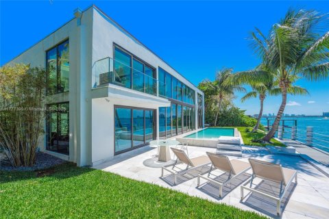 House in Miami Beach, Florida 5 bedrooms, 595.32 sq.m. № 1727970 - photo 10