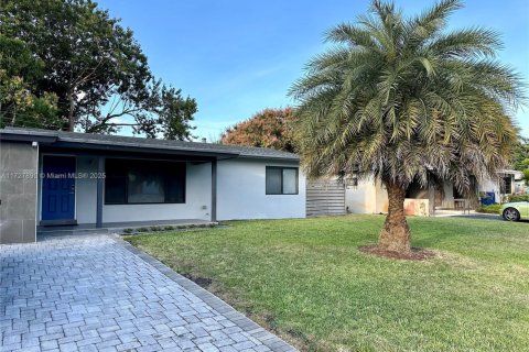 House in Wilton Manors, Florida 3 bedrooms, 123.1 sq.m. № 1709344 - photo 2