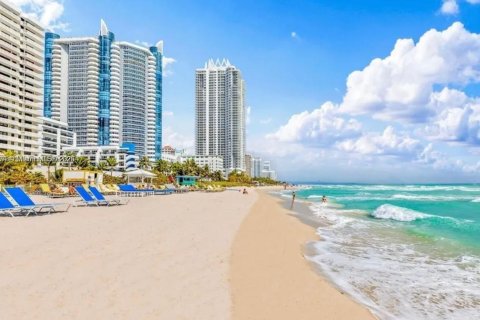Condo in Miami Beach, Florida, 2 bedrooms  № 1871610 - photo 24