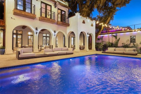 House in Winter Park, Florida 4 bedrooms, 438.96 sq.m. № 2438243 - photo 9