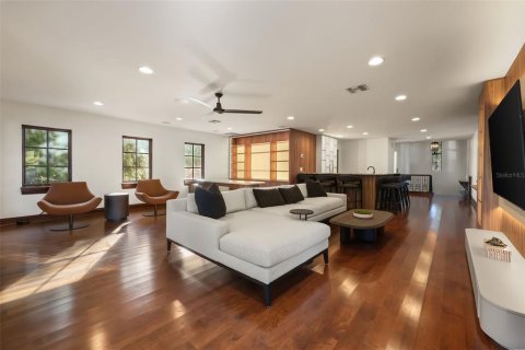 House in Winter Park, Florida 4 bedrooms, 438.96 sq.m. № 2438243 - photo 30
