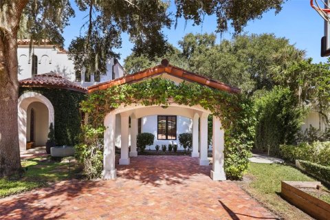 House in Winter Park, Florida 4 bedrooms, 438.96 sq.m. № 2438243 - photo 19