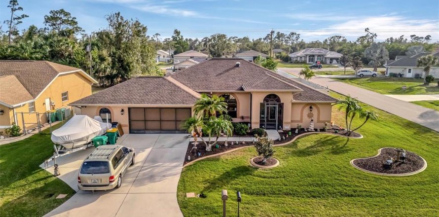 House in Port Charlotte, Florida 3 bedrooms, 188.41 sq.m. № 1839770