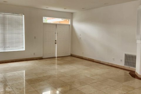 Villa ou maison à louer à Miami, Floride: 4 chambres, 268.02 m2 № 1852310 - photo 3