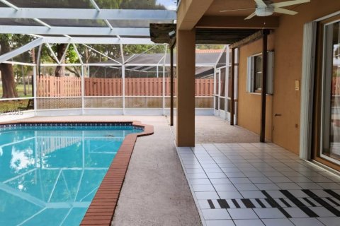 Villa ou maison à louer à Miami, Floride: 4 chambres, 268.02 m2 № 1852310 - photo 16