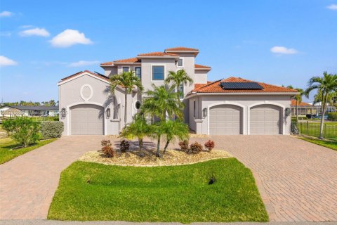 House in Cape Coral, Florida 5 bedrooms, 329.43 sq.m. № 1695888 - photo 5