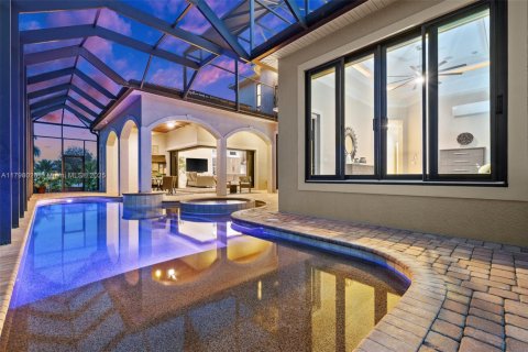 House in Cape Coral, Florida 5 bedrooms, 329.43 sq.m. № 1695888 - photo 3