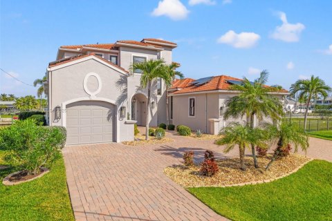 House in Cape Coral, Florida 5 bedrooms, 329.43 sq.m. № 1695888 - photo 8