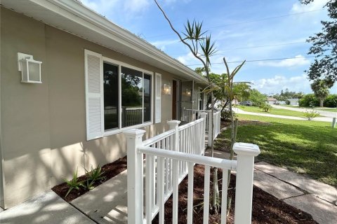 Villa ou maison à vendre à Port Charlotte, Floride: 2 chambres, 119.29 m2 № 2200253 - photo 4