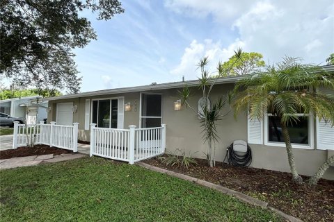 Villa ou maison à vendre à Port Charlotte, Floride: 2 chambres, 119.29 m2 № 2200253 - photo 3