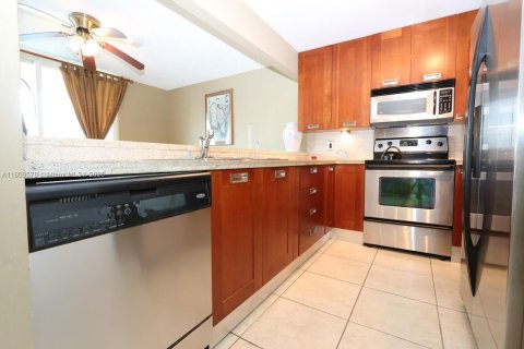 Condo in Sunny Isles Beach, Florida, 2 bedrooms  № 1965203 - photo 3