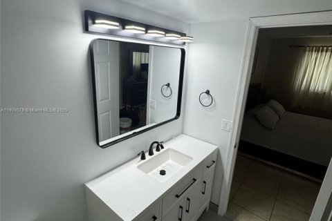 Condo in Sunny Isles Beach, Florida, 2 bedrooms  № 1965203 - photo 19