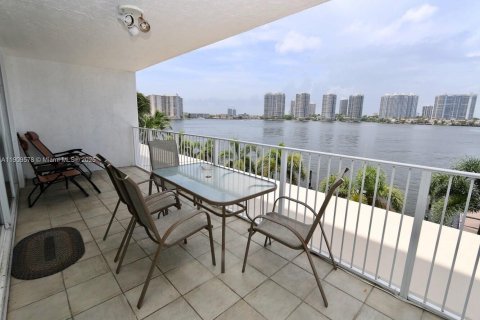 Condo in Sunny Isles Beach, Florida, 2 bedrooms  № 1965203 - photo 22