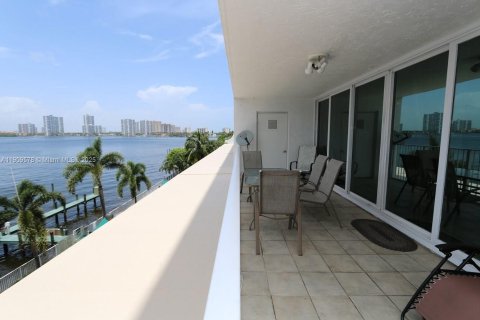 Condo in Sunny Isles Beach, Florida, 2 bedrooms  № 1965203 - photo 23