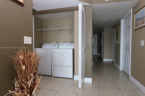 Condo in Sunny Isles Beach, Florida, 2 bedrooms  № 1965203 - photo 10