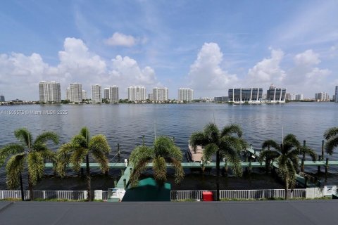 Condo in Sunny Isles Beach, Florida, 2 bedrooms  № 1965203 - photo 2