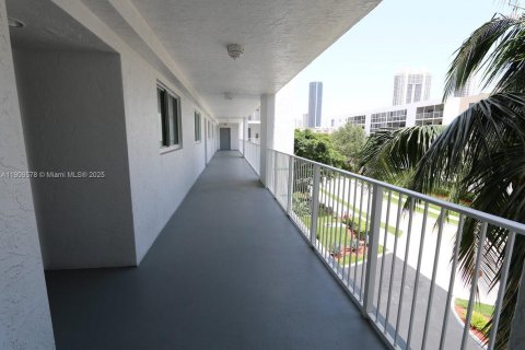 Condo in Sunny Isles Beach, Florida, 2 bedrooms  № 1965203 - photo 24