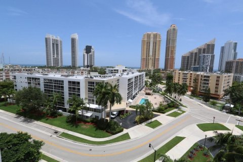 Condo in Sunny Isles Beach, Florida, 2 bedrooms  № 1965203 - photo 26
