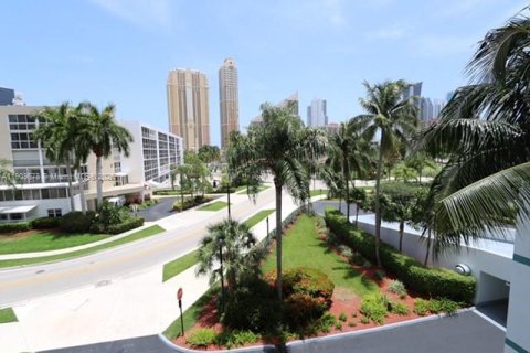 Condo in Sunny Isles Beach, Florida, 2 bedrooms  № 1965203 - photo 25